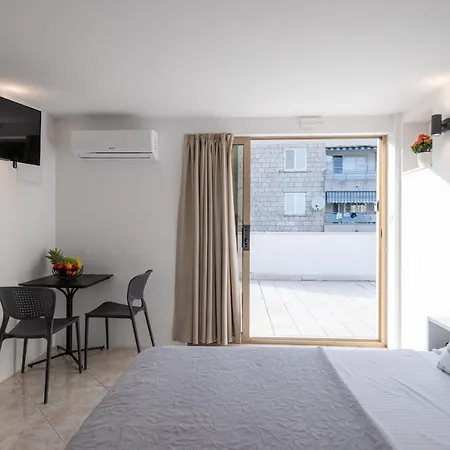 Alex - Lapad, Great Location Apartment