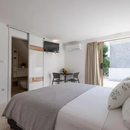 Alex - Lapad, Great Location Apartment *