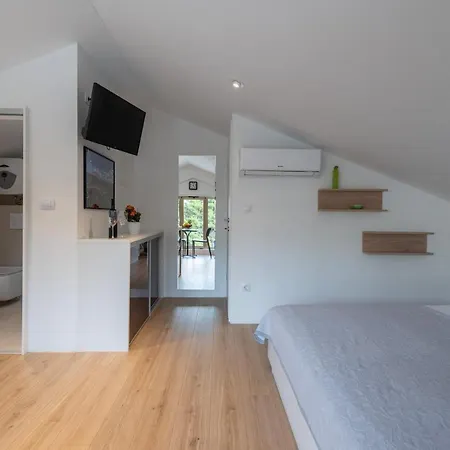 Alex - Lapad, Great Location Apartment *