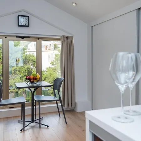 Alex - Lapad, Great Location Apartment *